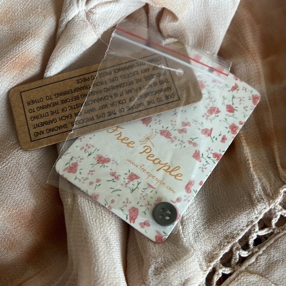 FREE PEOPLE - NEW WITH TAGS - Sheer Boho Blouse Medium - Picture 8 of 8
